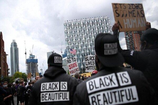 معترضان لندنی در تظاهرات ضدنژادپرستی: انگلستان بی گناه نیست