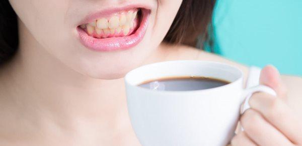 چرا هرگز نباید بلافاصله بعد از نوشیدن قهوه دندان های خود را مسواک بزنید؟