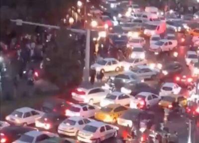 تصاویر دومین روز تجمعات در تهران؛ شعارهای ساختارشکنانه معترضان ، تابلوهای هدایت و رانندگی را شکستند ، پلیس از گاز اشک آور استفاده کرد